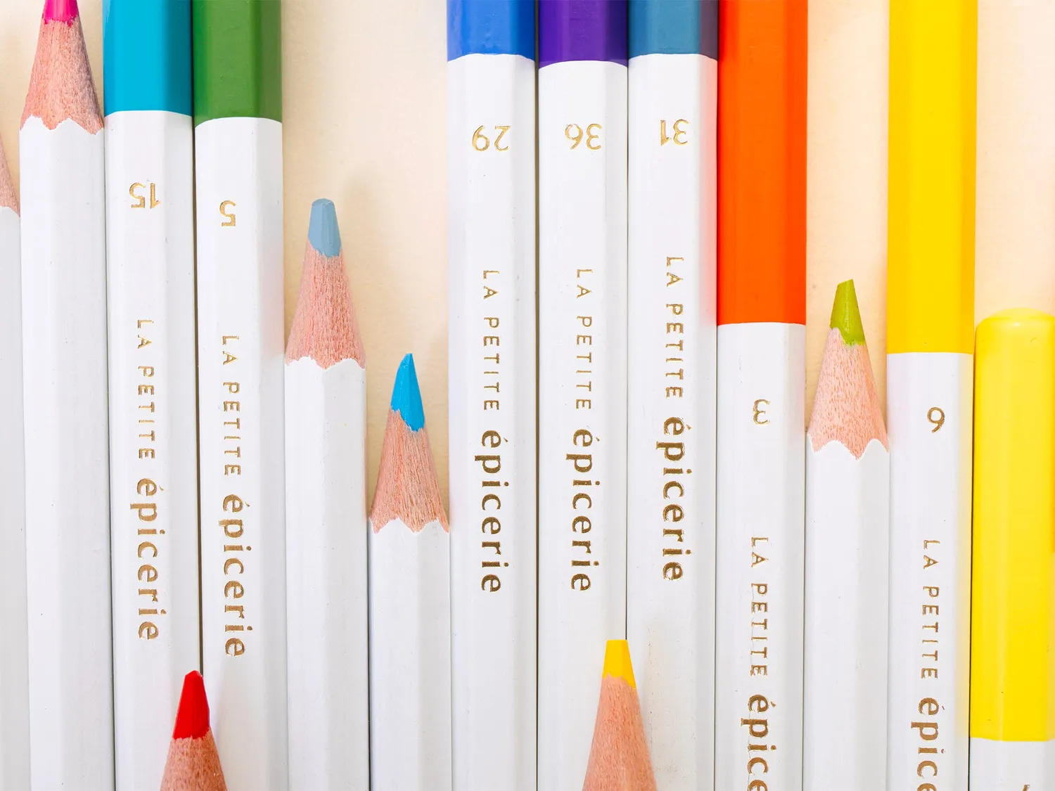 La Petite Epicerie Petit Crayon Place aux fleurs kleuren op nummer