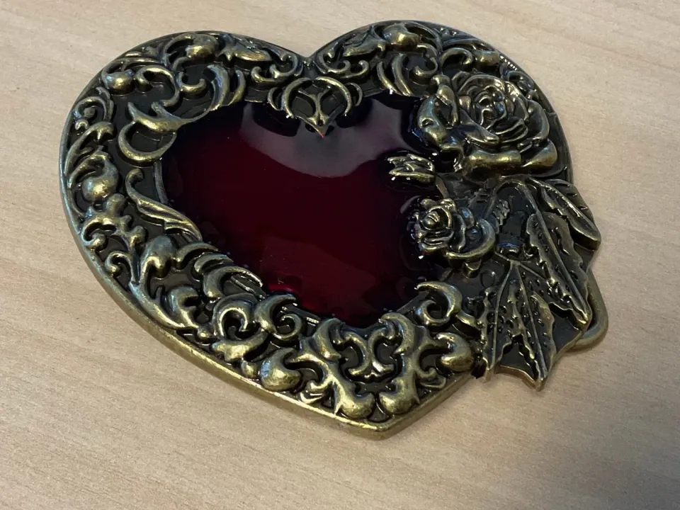 Leather House Heart Riemgesp rood-goud 5x8,5 cm gotisch
