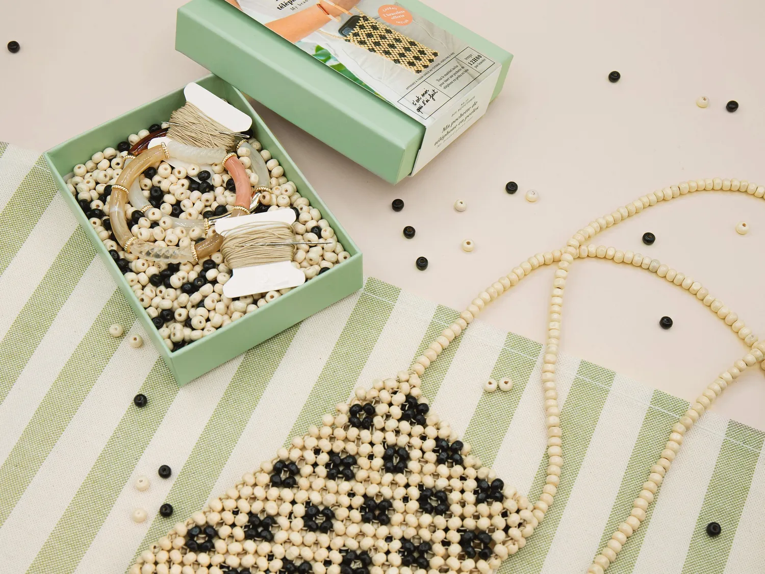 La Petite Epicerie DIY Bijouterie telefoonhoesje kralenpakket hout