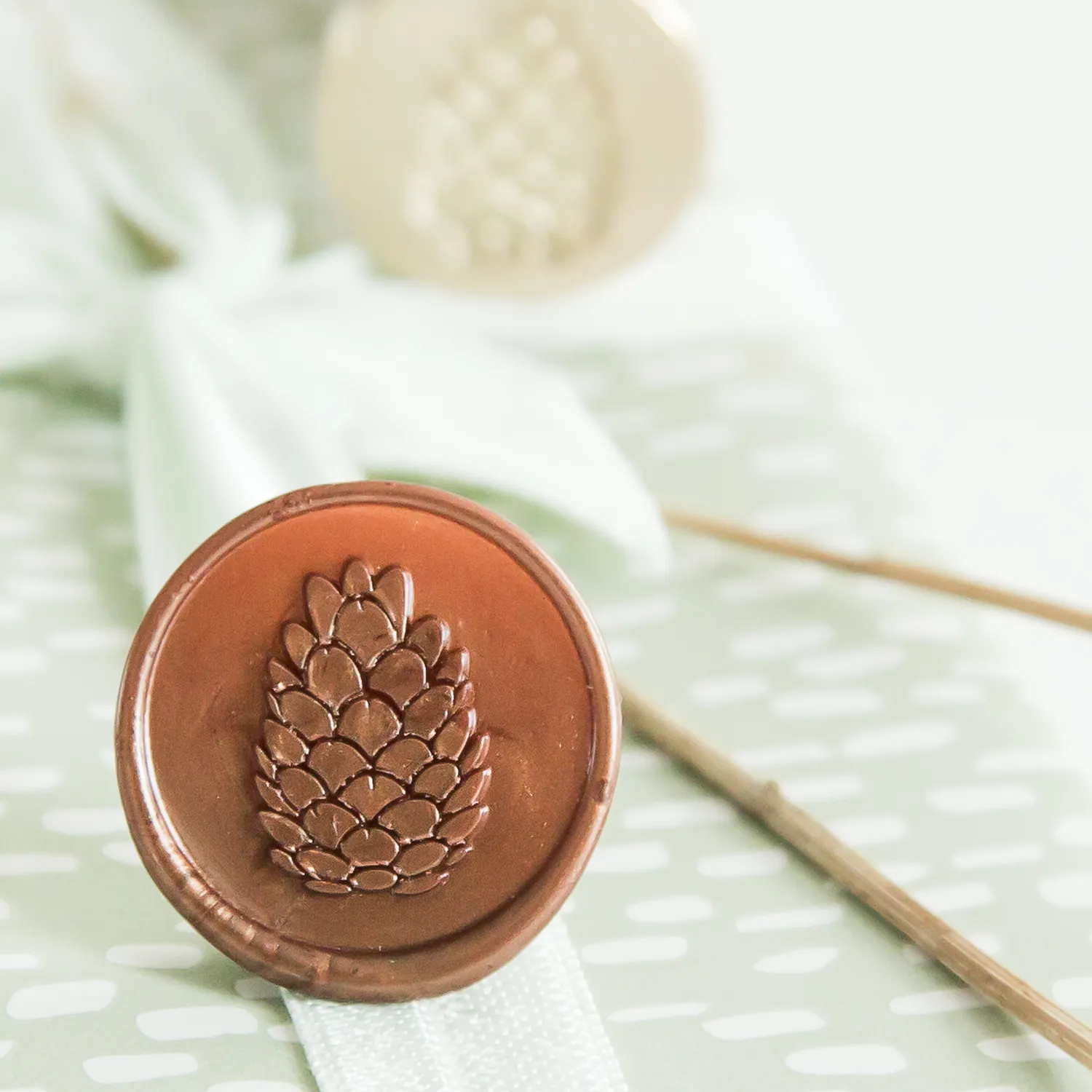 Jessy at Sea Pine Cone waxzegelstempel 25 mm herfst