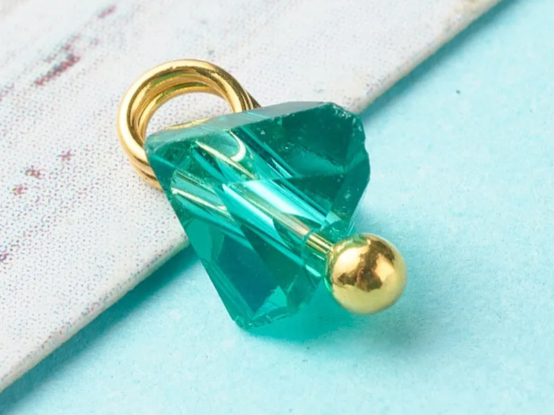 La Petite Epicerie glashangers driehoek groen goud 8x6 mm 10 stuks