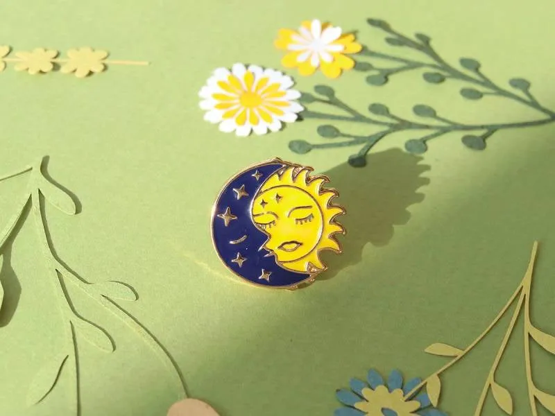 La Petite Epicerie Cosmique pin maan zon emaille