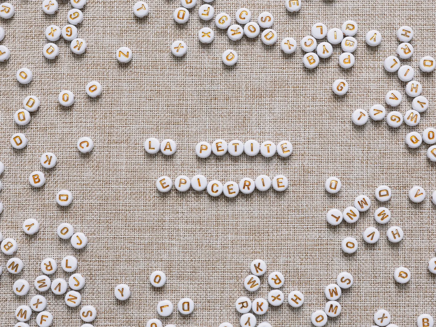 La Petite Epicerie letterkralen wit met goud pot 200 stuks