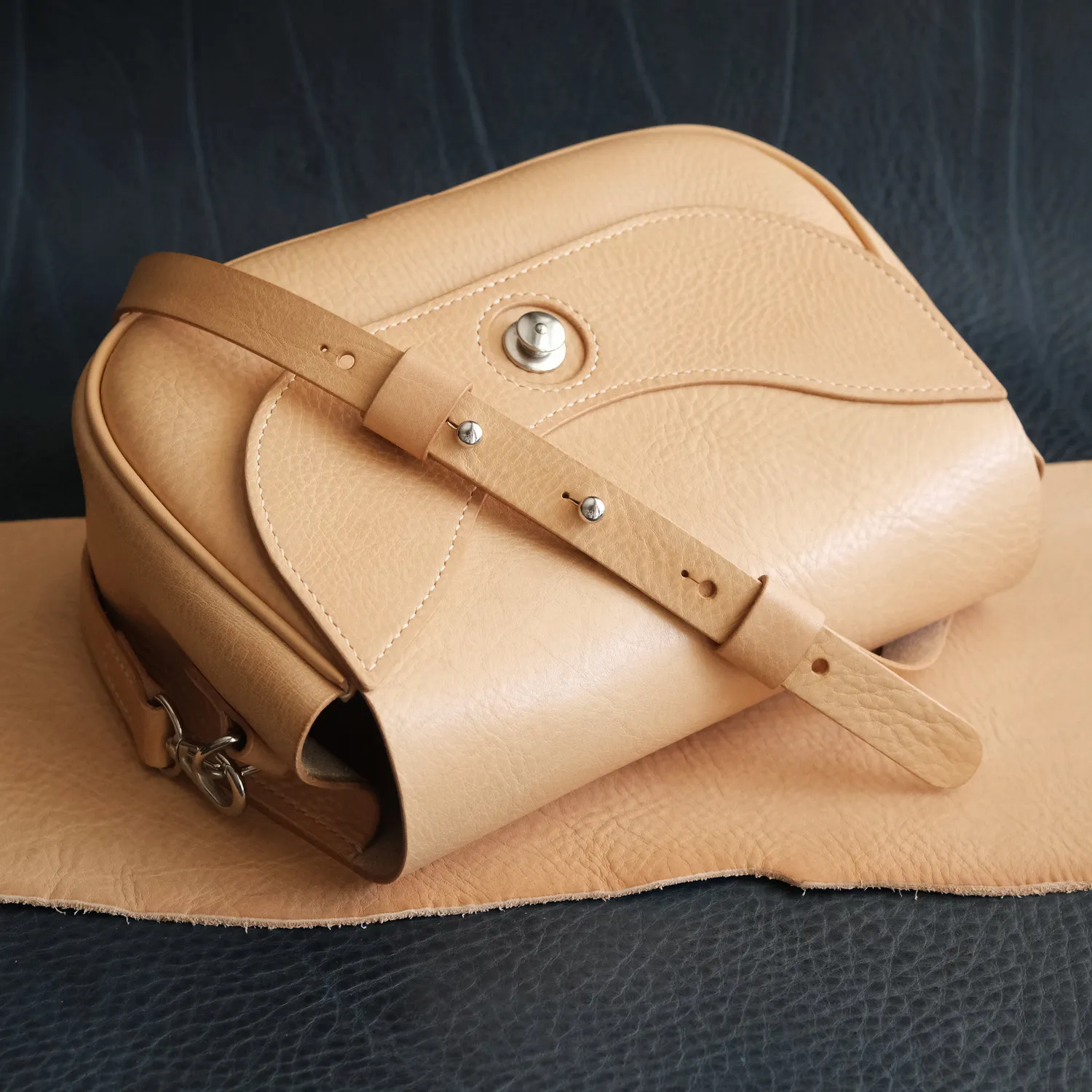 Leather House The Frigate taspatroon pdf leer