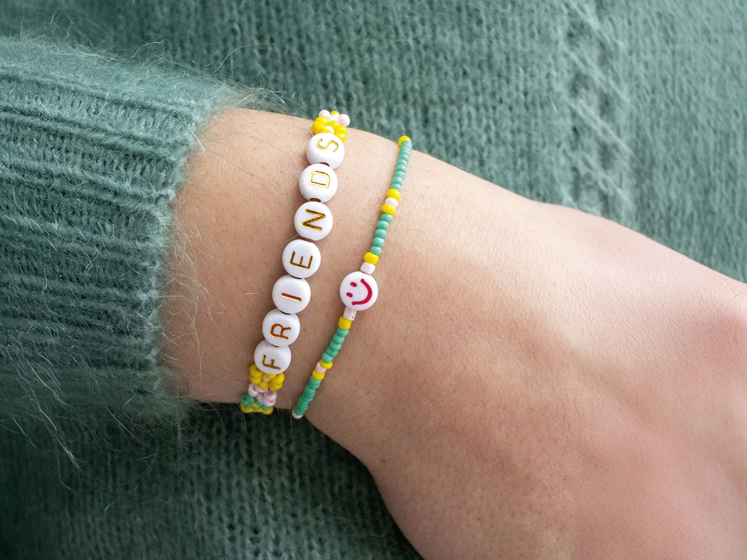 La Petite Epicerie Friends armbandenset 4 armbanden pop