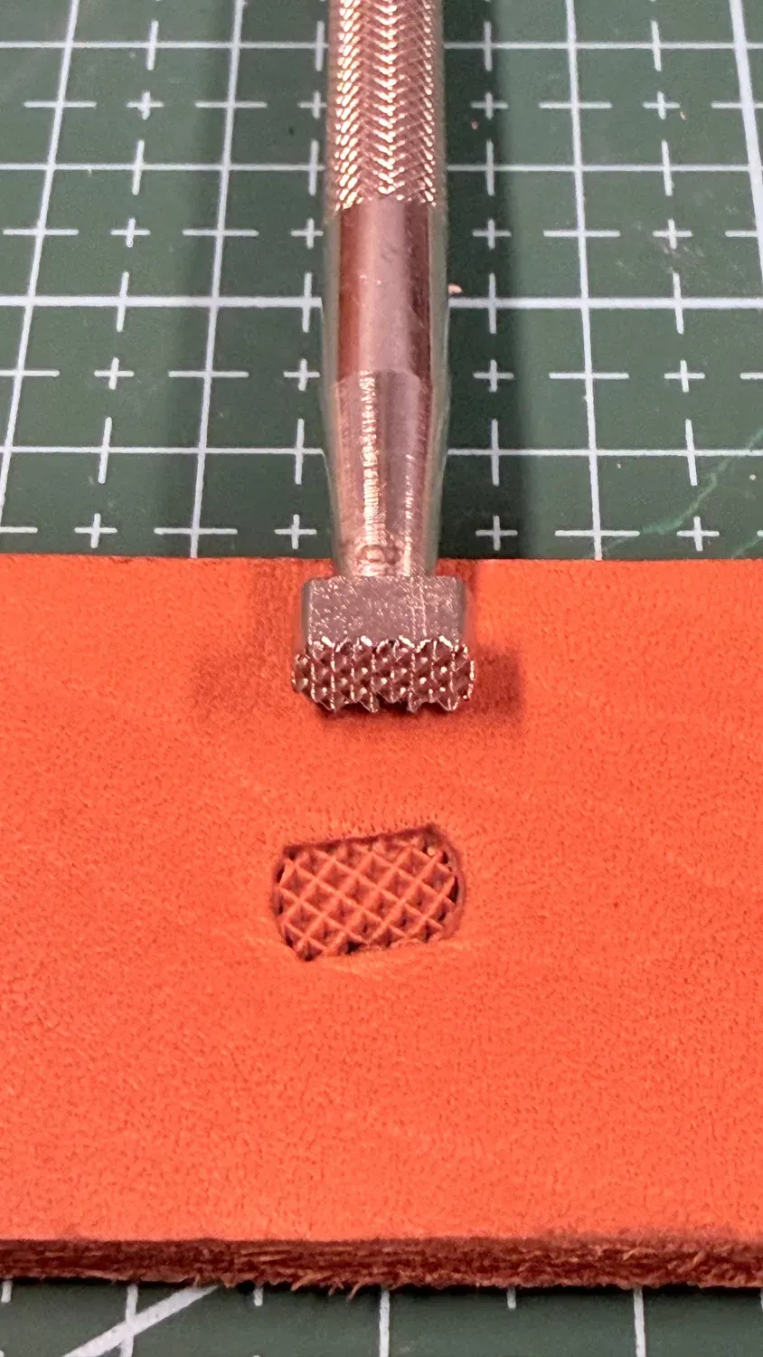 Leather House M-885 leer stempel arcering mat effect