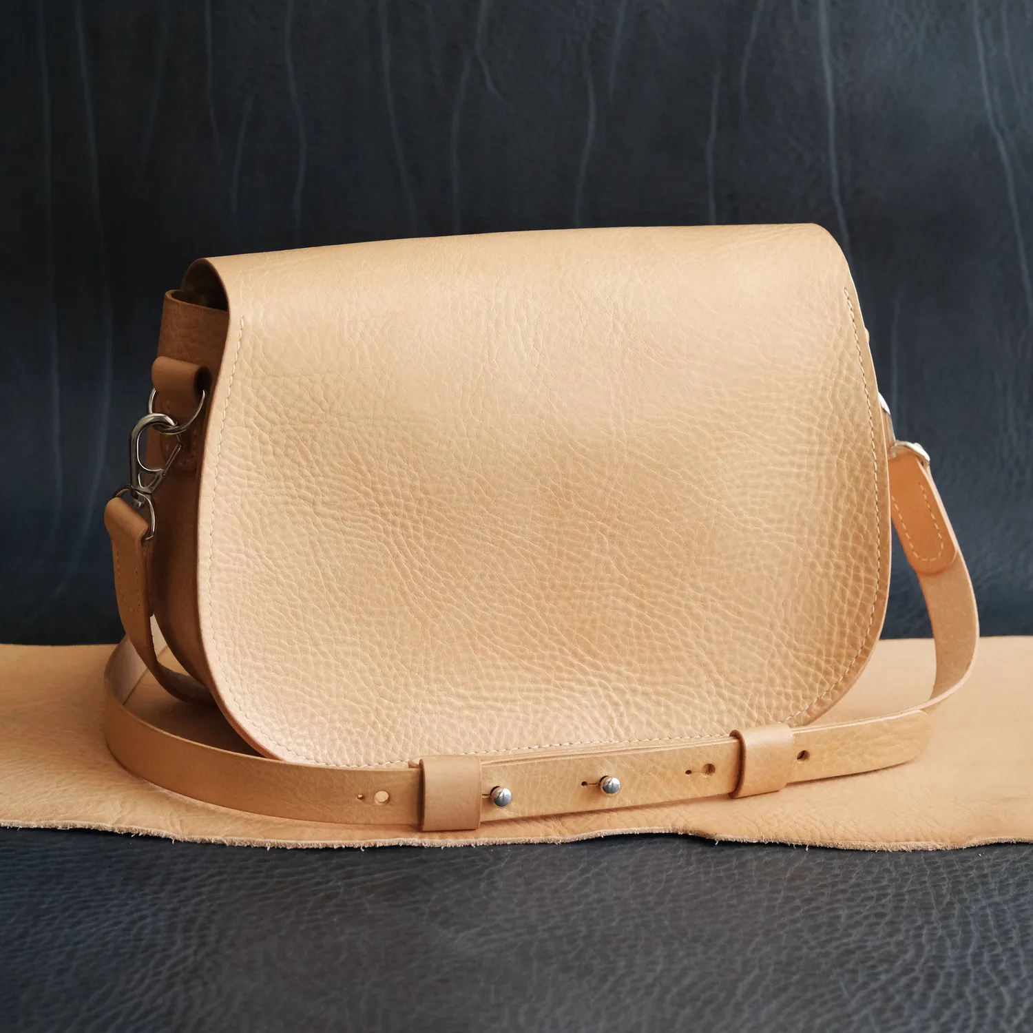 Leather House The Frigate taspatroon pdf leer